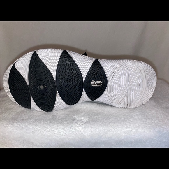 Nike Kyrie 5 ‘Oreo’ TB
Men’s 7.5
Women’s 9 - Picture 3 of 6